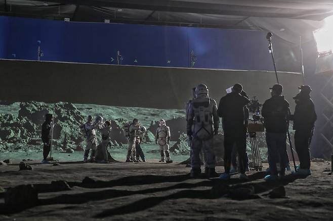 VFX에는 프리프로덕션 및 후반 작업, 촬영까지 총 1년 10개월의 시간이 걸렸다. LED월을 비롯한 최신 기술을 활용한 촬영 장면. 넷플릭스 제공