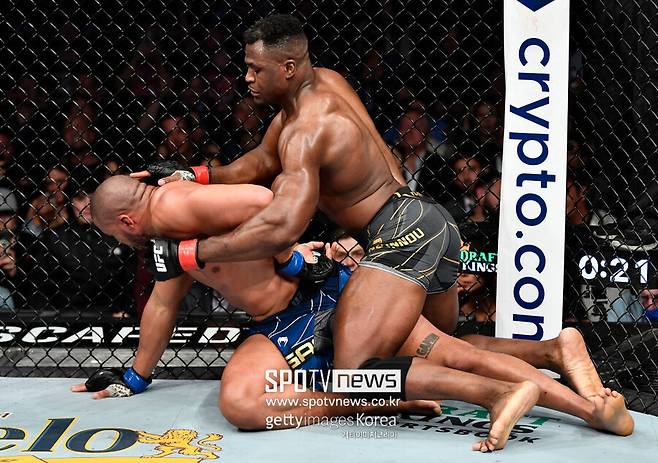 ▲ 프란시스 은가누는 레슬링으로 시릴 가네를 잡았다. 대부분 전문가들이 예상하지 못한 장면을 연출했다.
