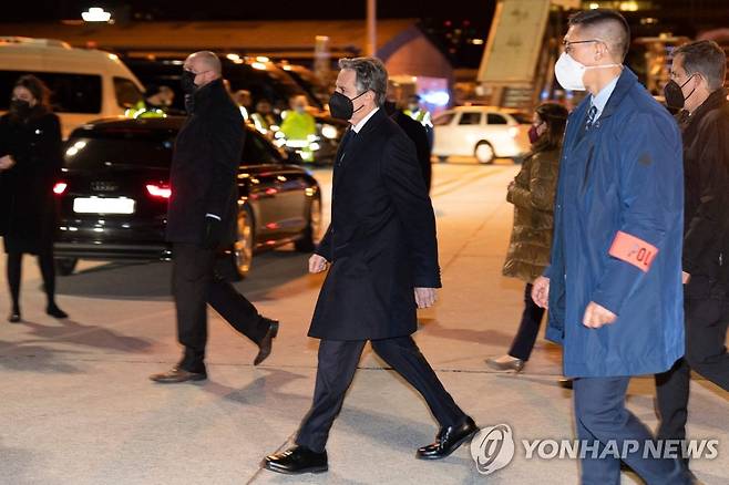 미·러 '우크라 담판' 위해 제네바 도착한 블링컨 [AFP=연합뉴스 자료사진] 토니 블링컨(가운데) 미국 국무장관이 지난 20일(현지시간) 스위스 제네바공항에 도착하고 있다. 우크라이나 사태가 일촉즉발의 위기로 치닫는 가운데 블링컨 장관은 21일 제네바에서 세르게이 라브로프 러시아 외무장관과 만나 이번 사태에 대한 담판에 나선다.