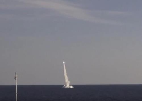 러 해군 잠수함 '칼리브르' 순항미사일 발사 모습
[러 국방부 자료 사진]