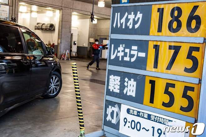 18일 기준 일본 도쿄의 한 주유소 휘발유 가격 © AFP=뉴스1 © News1 원태성 기자