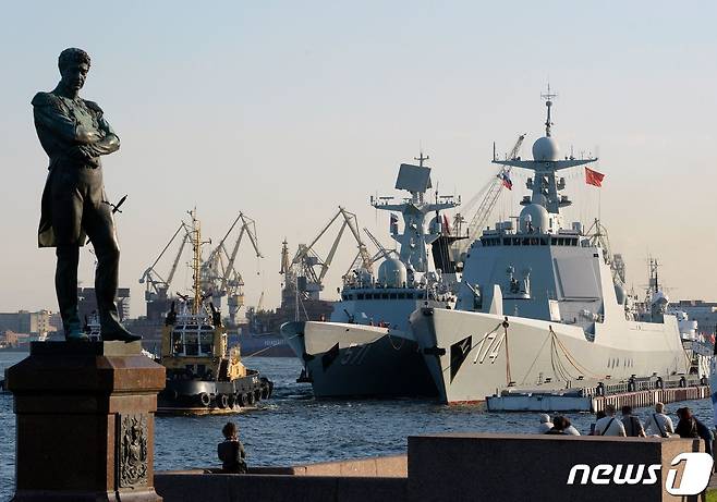 27일(현지시간) 러시아 상트페테르부르그 항구에 중국 군사 함대가 정박해있다. 2017.07.27 © AFP=뉴스1