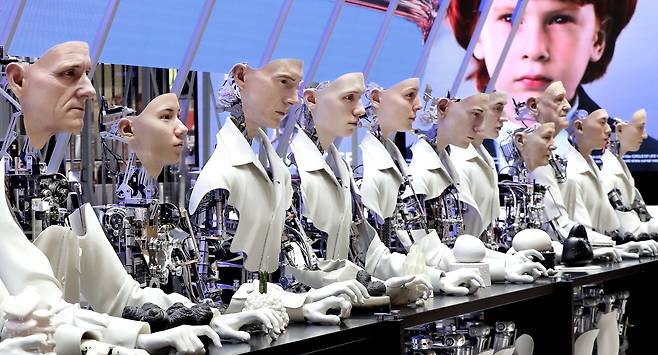 젠틀몬스터와 누데이크는 지난해 6월 경기 하남스타필드에도 플래그십 스토어를 열고 점포를 확장했다. 그곳에선 12개의 로봇이 손님을 맞이한다. /오종찬 기자