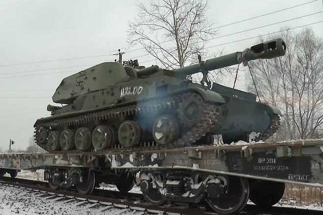 러시아와 우크라이나 간 군사적 긴장이 고조되고 있는 가운데 24일(현지 시각) 러시아군 탱크가 열차에 실려 이웃 국가 벨라루스의 역에 도착하고 있다. /러시아 국방부