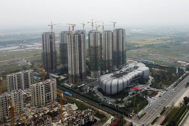 중국 장쑤성 쑤저우의 타이창에서 헝다 그룹이 진행하다가 중단한 문화관광성시의 건설 현장.