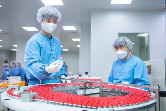 SK바이오사이언스 연구원들이 경북 안동 공장에서 생산된 백신을 살펴보고 있다/SK바이오사이언스 제공