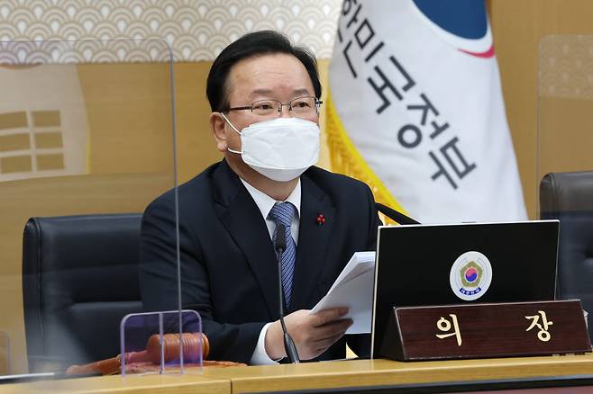 (세종=연합뉴스) 김주형 기자 = 김부겸 국무총리가 25일 오전 세종시 정부세종청사에서 서울과 영상으로 연결해 열린 국무회의를 주재하고 있다. 2022.1.25 kjhpress@yna.co.kr