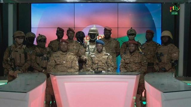 서아프리카 부르키나파소에서 군인들이 24일 국영 TV에 출연해 군부가 정권을 장악했다고 밝히고 있다. AFP 연합뉴스