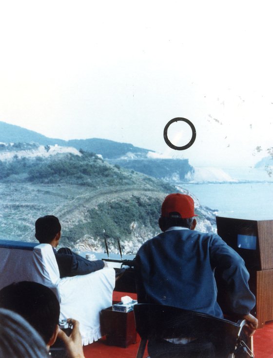 78년 9월 26일 충남 서해안 안흥기지에서 열린 국산미사일 '백곰' 시험발사에 박정희 대통령이 창공으로 솟구치는 미사일(원내)을 지켜보고 있다. [중앙포토]