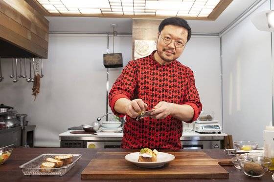 핏제리아오 이진형 셰프가 그리스 키위로 핀사 로마나와 마케도니아 디 푸르타를 만들고 있다. 사진 송미성