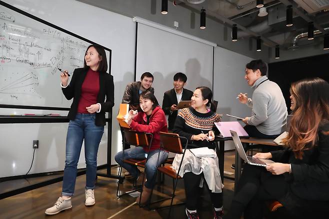 미네르바스쿨 학생들이 2017년 12월 서울 성수동 헤이그라운드 회의실에서 에누마의 프로젝트에 참여해 자유롭게 회의를 나누고 있다. 우상조 기자