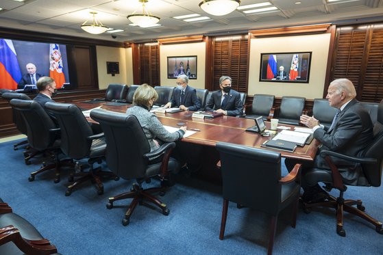 지난해 12월 7일(현지시간) 조 바이든 미국 대통령(오른쪽)이 블라디미르 푸틴 러시아 대통령(왼쪽 화면)과 화상 정상회담을 하고 있다. 연합뉴스