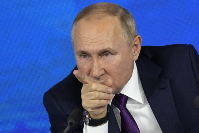 블라디미르 푸틴 러시아 대통령이 지난달 23일(현지시간) 수도 모스크바에서 열린 기자회견에서 어딘가를 가리키고 있다. AP뉴시스