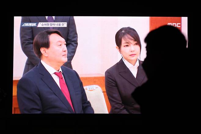 윤 후보의 부인 김건희 씨의 '7시간 전화 통화' 내용을 다루는 MBC 프로그램 '스트레이트'가 방영되고 있다. / 사진=연합뉴스