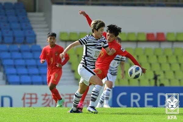 24일 인도 푸네의 시리 시브 차트라파티 종합운동장에서 열린 2022 아시아축구연맹(AFC) 아시안컵 C조 2차전 미얀마와의 경기에서 한국 여자 축구 대표팀 지소연이 공격을 하고 있다. / 사진 = 대한축구협회