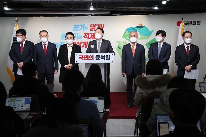국민의힘 윤석열 대선 후보가 25일 오전 서울 여의도 당사에서 '공기는 맑게, 쓰레기는 적게, 농촌은 잘살게'를 주제로 한 환경·농업 관련 공약을 발표한 뒤 질의응답을 하고 있다. / 사진 = 연합뉴스