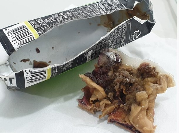A 씨가 검은통 두유 팩에서 나왔다고 주장한 이물질 / 사진 = 온라인 커뮤니티 캡처