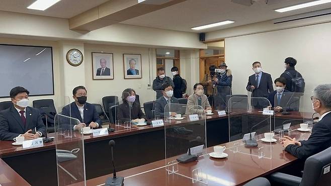 수원여대 방문한 더불어민주당 의원들 / 사진=더불어민주당 제공