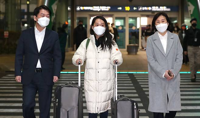 국민의당 안철수 대선 후보와 부인 김미경 서울대 교수가 23일 오후 인천공항에서 미국에서 귀국한 딸 안설희 박사를 마중하고 있다.  / 사진 = 국회사진기자단