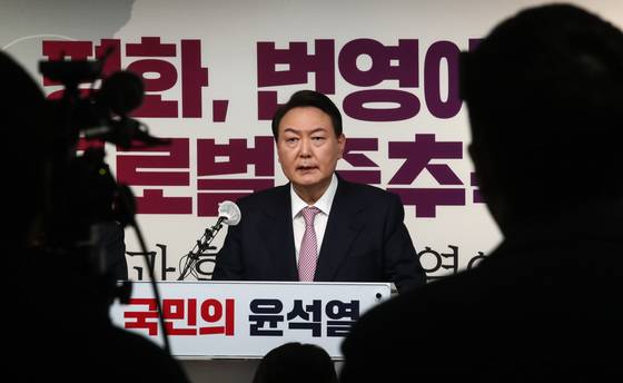 (서울=뉴스1) 구윤성 기자 = 윤석열 국민의힘 대선 후보가 24일 서울 여의도 국민의힘 중앙당사에서 '자유평화번영의 혁신적 글로벌 중추국가'를 주제로한 외교안보 글로벌 비전을 발표하고 있다. 2022.1.24/뉴스1