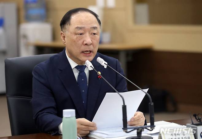 [세종=뉴시스] 강종민 기자 = 홍남기 부총리 겸 기획재정부 장관이 25일 오전 정부세종청사에서 열린 대외경제장관회의 및 대외경제협력기금운용위원회에서 모두발언을 하고 있다. 2022.01.25. ppkjm@newsis.com