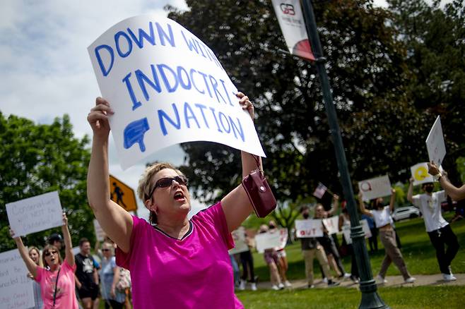 [그랑블랑(미시간)=AP/뉴시스]  2021년 5월24일 미국 미시간주 그랑블랑 주민 로빈 패니지가 큐어넌(QAnon) 음모를 믿는다고 알려진 그랑블랑 고등학교 이사 파치넬로 사임에 대해 반대 시위를 하고 있다. 20221.05.24. <*해당 사진은 본문 내용과 관련 없음.> *재판매 및 DB 금지