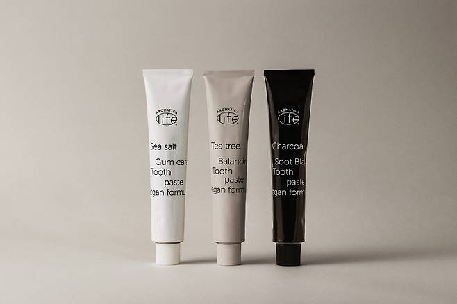 [서울=뉴시스]아로마티카 '아로마티카 라이프'의 단일 알루미늄 소재 튜브 적용 치약 3종