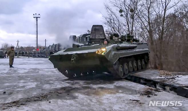 [민스크=AP/뉴시스] 19일(현지시간) 러시아 장갑차가 벨라루스에 도착한 후 철도에서 운전해 나오고 있다. 러시아는 우크라이나 인근 지역의 병력을 증강하기 위해 다수의 병력을 우크라이나와 국경을 접하고 있는 벨라루스에 파견했다. 벨라루스 당국은 이에 대해 양국 연합 군사훈련을 위해 러시아 군대가 도착했다고 발표했다. 2022.01.20.