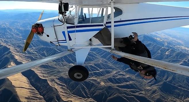 [서울=뉴시스] 지난 11월24일 미국 올림픽 스노보드 선수 출신 인기 유튜버 트레비 제이컵이 엔진이 멈춘 경비행기에서 뛰어내리고 있다. (출처 : 트레비 제이컵 유튜브 영상 캡처) 2022.01.25. *재판매 및 DB 금지