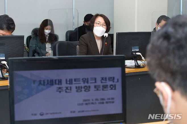 [서울=뉴시스]임혜숙 과학기술정보통신부 장관이 25일 오후 경기도 성남시 분당구 다산네트웍스에서 열린'차세대 네트워크 발전전략 수립 추진방향 토론회' 에 참석해 인사말을 하고 있다. (사진=과학기술정보통신부 제공)