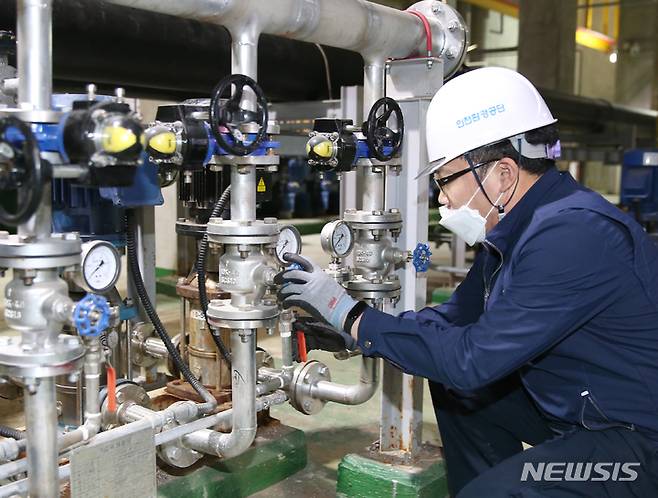 [인천=뉴시스] 이루비 기자 = 인천환경공단 승기사업소 송도지소 직원이 하수처리수 재이용시설을 점검하고 있다. (사진=인천환경공단 제공)