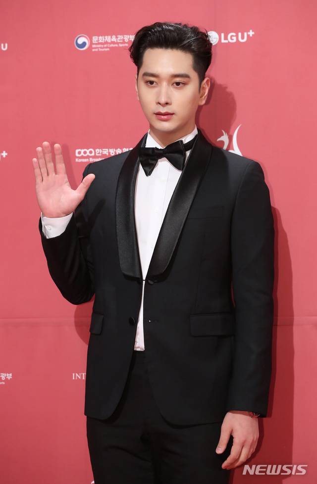 [서울=뉴시스]조수정 기자 = '김비서가 왜그럴까', '옥씨남정기', '7급공무원' 배우 황찬성(그룹 2PM 찬성)이 3일 오후 서울 여의도 KBS홀에서 열린 제13회 서울드라마어워즈 2018 레드카펫 행사에서 포즈를 취하고 있다.  2018.09.03.chocrystal@newsis.com