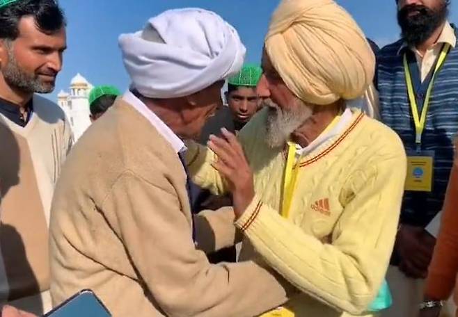 [서울=뉴시스] 인도에서 1947년 영국 식민통치 종료 직후 인도-파키스탄 국경 분리 당시 생이별 했던 형제가 약 75년만에 극적으로 상봉했다. 사디크(왼쪽)와 시카(오른쪽)가 눈물을 흘리며 서로를 얼싸안고 있다. (출처 : Tiktok 갈무리) 2022.01.25. *재판매 및 DB 금지