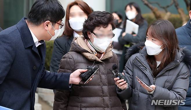 [서울=뉴시스] 이영환 기자 = 불법 요양병원을 운영하며 수십억원대 요양급여를 부정수급한 혐의로 재판을 받고 있는 윤석열 국민의힘 대선 후보의 장모 최모씨가 25일 서울 서초구 서울고법에서 열린 항소심 선고공판을 마친 후 이동하고 있다. 2022.01.25. 20hwan@newsis.com