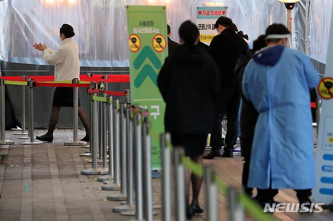 [서울=뉴시스] 백동현 기자 = 코로나19 신규 확진자가 8,571명으로 역대 최다를 기록한 25일 오후 서울 중구 서울광장 임시선별검사소에서 시민들이 검사를 받기 위해 이동하고 있다. 2022.01.25. livertrent@newsis.com