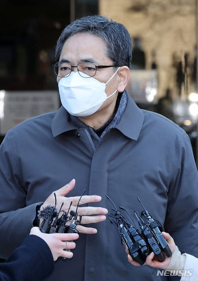 [서울=뉴시스] 고범준 기자 = 아들 퇴직금 50억원 의혹을 받는 곽상도 전 의원이 지난달 1일 오전 서울 서초구 서울중앙지법에서 열린 구속 전 피의자 심문(영장실질심사)을 받고 청사를 나서며 취재진 질문에 답변하고 있다. 2021.12.01. bjko@newsis.com