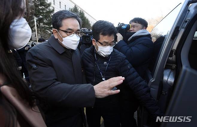 [서울=뉴시스] 고범준 기자 = 대장동 개발업자들에게 도움을 주고 아들을 통해 50억원의 금품을 받았다는 의혹이 제기된 곽상도 전 의원이 지난달 1일 오전 서울 서초구 서울중앙지법에서 열린 구속 전 피의자 심문(영장실질심사)에 출석한 뒤 차량에 탑승하고 있다. (공동취재사진) 2021.12.01. photo@newsis.com