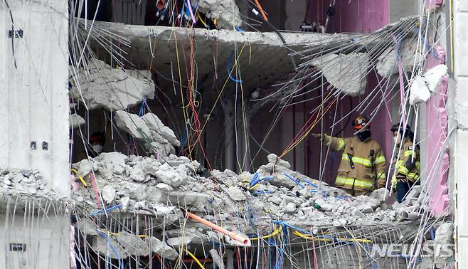 [광주=뉴시스] 류형근 기자 = 광주 서구 화정동 현대산업개발 신축 아파트 붕괴 사고 15일째인 25일 오전 구조당국 등이 30층 이상 붕괴지점에서 실종자 수색 작업을 하고 있다. 2022.01.25. hgryu77@newsis.com