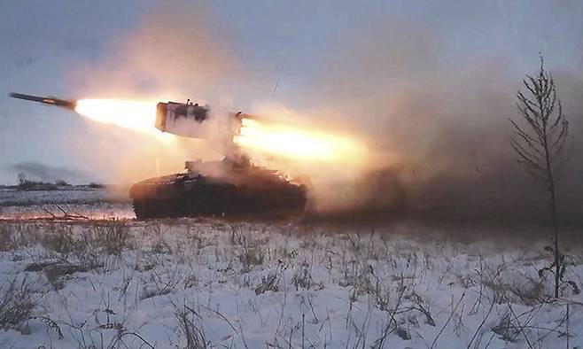 지난 16일 러시아 우랄 오렌부르크 근방에서 실시된 군사훈련에서 러시아군 로켓포 발사대에서 로켓포가 불을 뿜으며 발사되고 있다. 러시아 국방부 제공