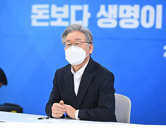 이재명 더불어민주당 후보가 2021년 10월26일 오후 경기도 성남시의료원을 방문해 관계자들과 간담회를 하고 있다. ⓒ연합뉴스
