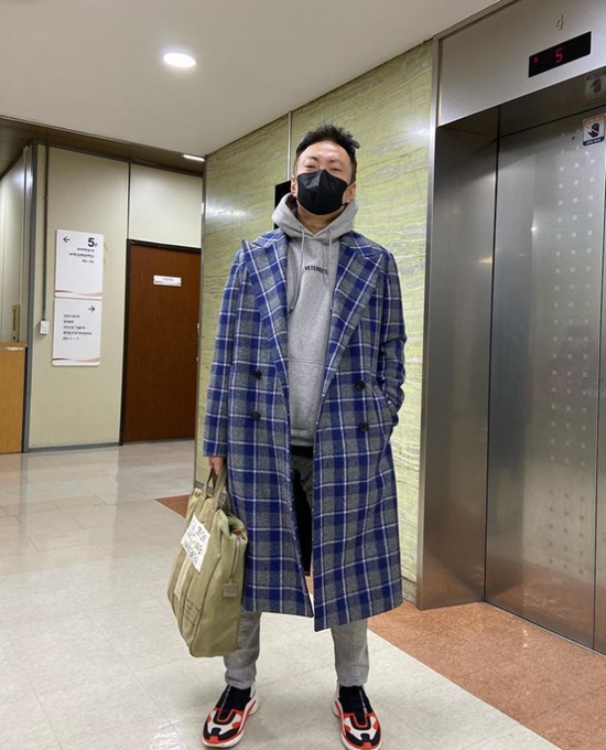 On the 24th, KBS Cool FM Park Myeong-sus Radio show official Instagram said, A man who tries to wear trendy.I will release a picture of Papi Nam Jupak ootd. Park Myeong-su in the public photo is wearing a hooded, trendy sneakers on a check coat.In addition to Park Myeong-su, who showed off his wonderful fashion sense, Radio show is known to be a five-year-old product, and it gives a glimpse of his good looks.Meanwhile, Park Myeong-sus Radio show, which Park Myeong-su is playing as a DJ, is broadcast every day at 11 am.Photo: Park Myeong-sus Radio show official Instagram