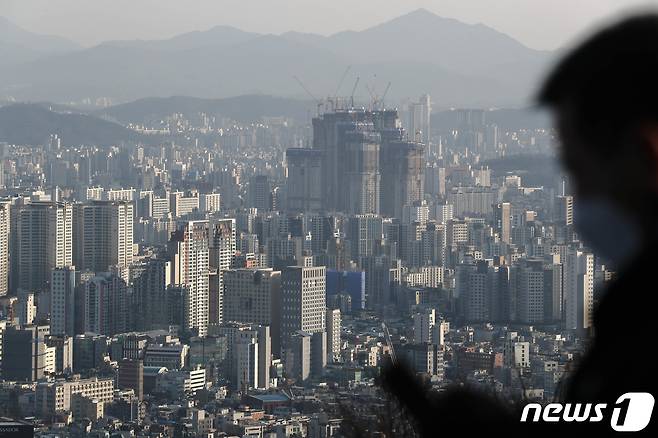 서울 남산에서 바라본 주택 밀집지역 모습. 2022.1.24/뉴스1 © News1 성동훈 기자