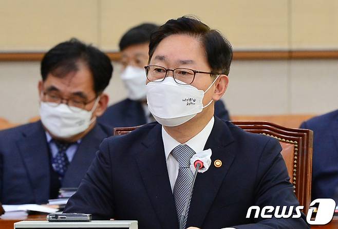 박범계 법무부 장관이 26일 오전 서울 여의도 국회에서 열린 법제사법위원회 전체회의에 출석해 현안질의에 대한 답변을 하고 있다. 2022.1.26/뉴스1 © News1 구윤성 기자