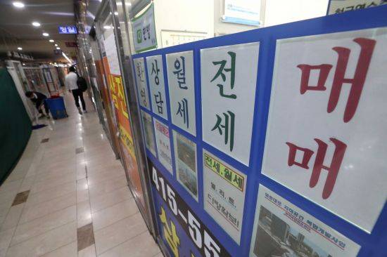 부동산 중개수수료 개편을 앞둔 17일 서울 송파구 한 부동산 중개업소에 매물 정보가 붙어 있다. /문호남 기자 munonam@