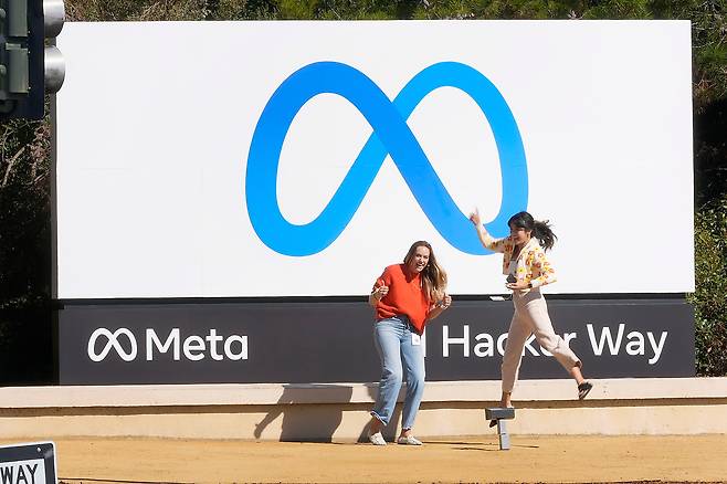 미국 캘리포니아 멘로파크 소재 메타 플랫폼(옛 페이스북) 본사 앞에 설치된 대형 로고. /AP 연합뉴스