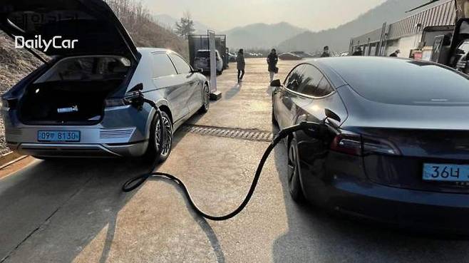 아이오닉5의 V2L 기능으로 급속 충전 중인 테슬라 모델3