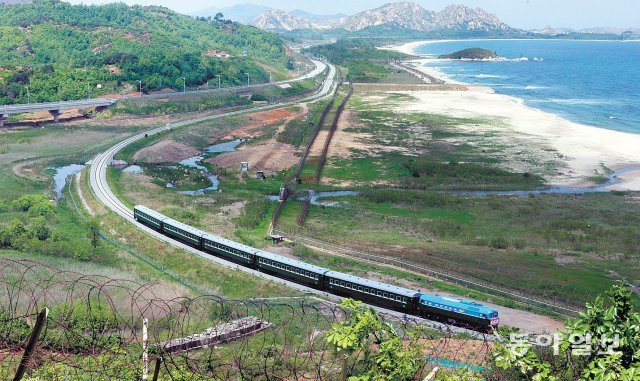 2007년 5월 동해선의 남북 열차 시험운행 모습. 북한 금강산역에서 출발한 열차가 고성 제진역으로 들어오고 있다. 2027년 개통되는 동해북부선이 이 철도와 연결된다. 동아일보DB