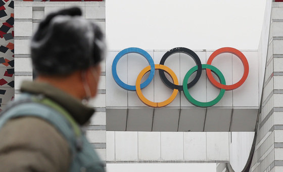 2022 베이징동계올림픽이 열흘 앞으로 다가왔다. 25일 오후 서울 올림픽공원 평화의 문에 걸린 오륜기 앞으로 시민들이 지나가고 있다. 베이징 동계올림픽은 오는 2월4일부터 20일까지 중국 베이징, 옌칭, 장자커우 지역에서 개최된다. 한국 선수단은 6종목 약 130명이 대회에 참가한다. 2022.1.25/뉴스1 © News1