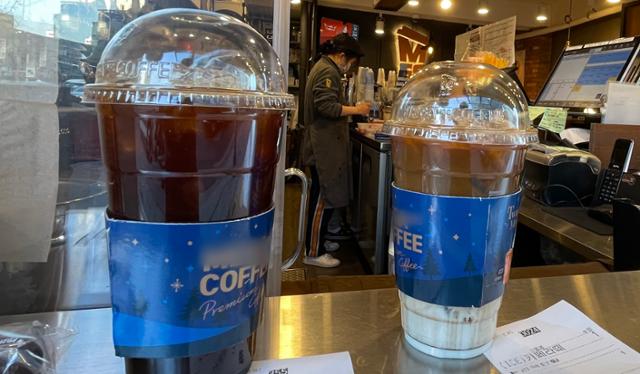 한 카페에서 손님이 주문한 커피를 플라스틱 용기에 담아 내놓고 있다. 뉴스1