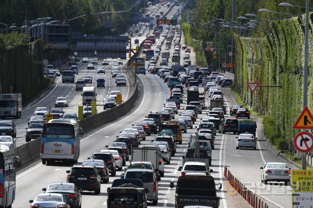 코로나19 대유행 전인 2019년 9월 11일 경부고속도로 하행선에 차량이 몰려 있다. 국민일보 DB